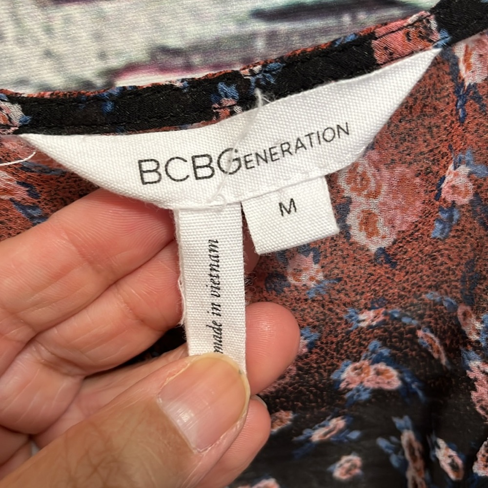 BCBGeneration Button Front V Neck Floral Chiffon Romper Size M - Picture 11 of 16